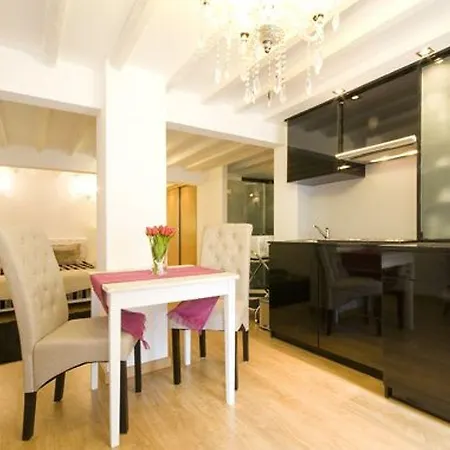 Апартаменти Charming Loft In City Center